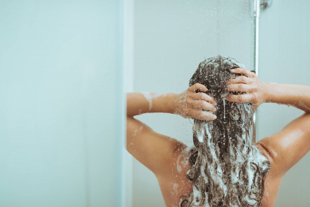 femme laver cheveux